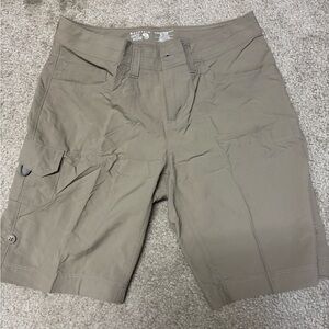 Mountain hard wear hiking shorts size 6